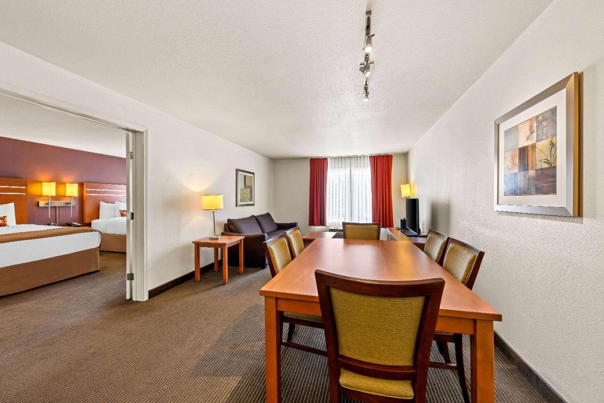 Hotel Wingate By Wyndham Calgary South Exterior foto